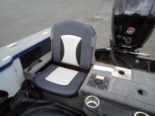 Slide: The Image of 2022 Alumacraft Edge 175 Sport boat seat and motor area. - 10