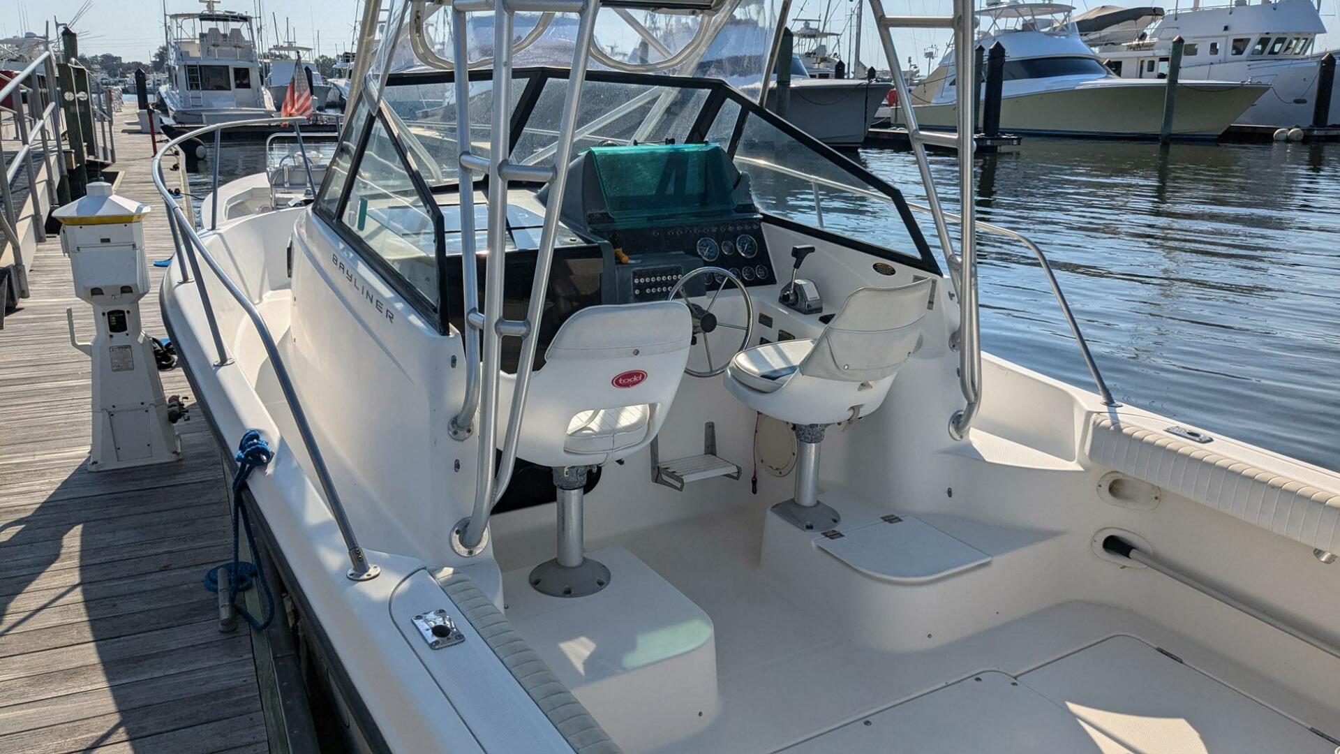 Slide: The Image of Bayliner Trophy 2352 Walkaround 1998 - 4772906