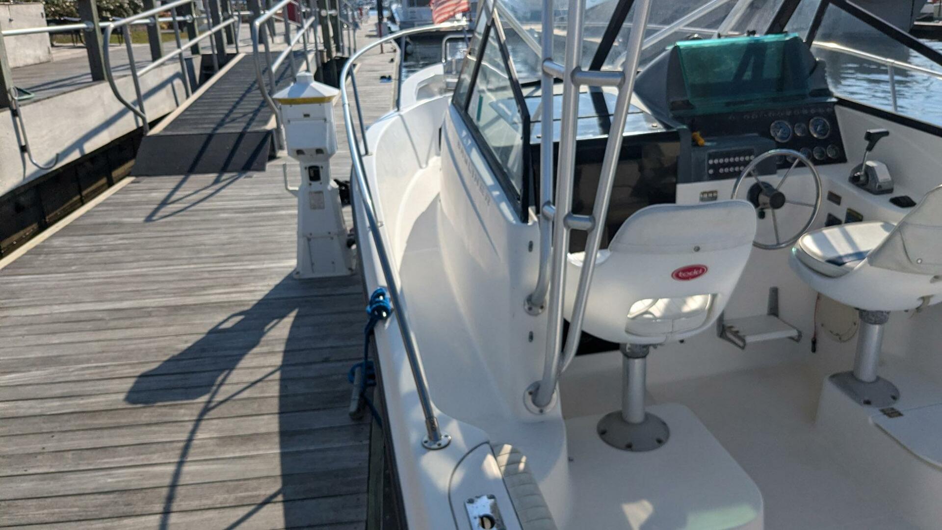 Slide: The Image of Bayliner Trophy 2352 Walkaround 1998 - 4772907