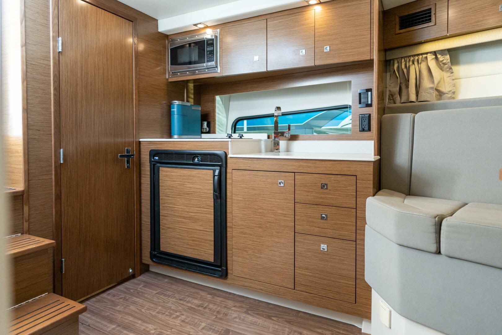 Slide: The Image of Cruisers Yachts 390 Express Coupe 2017 - 4792279