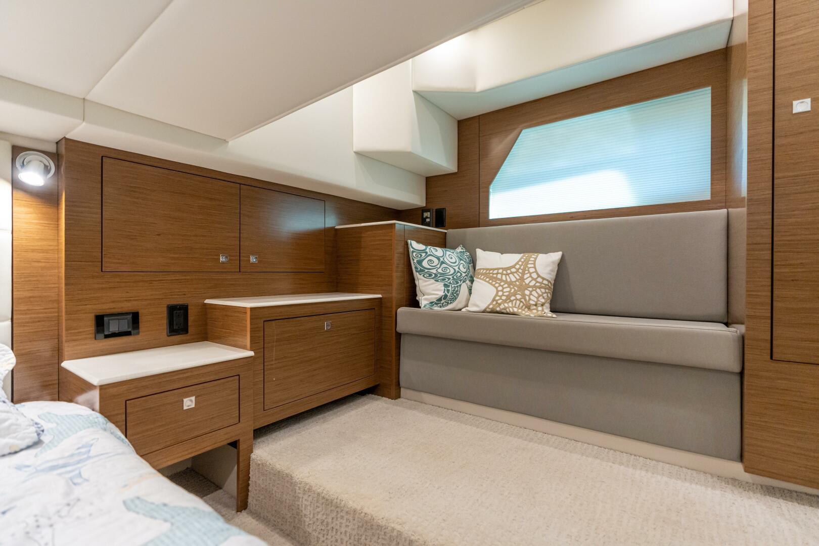 Slide: The Image of Cruisers Yachts 390 Express Coupe 2017 - 4792300