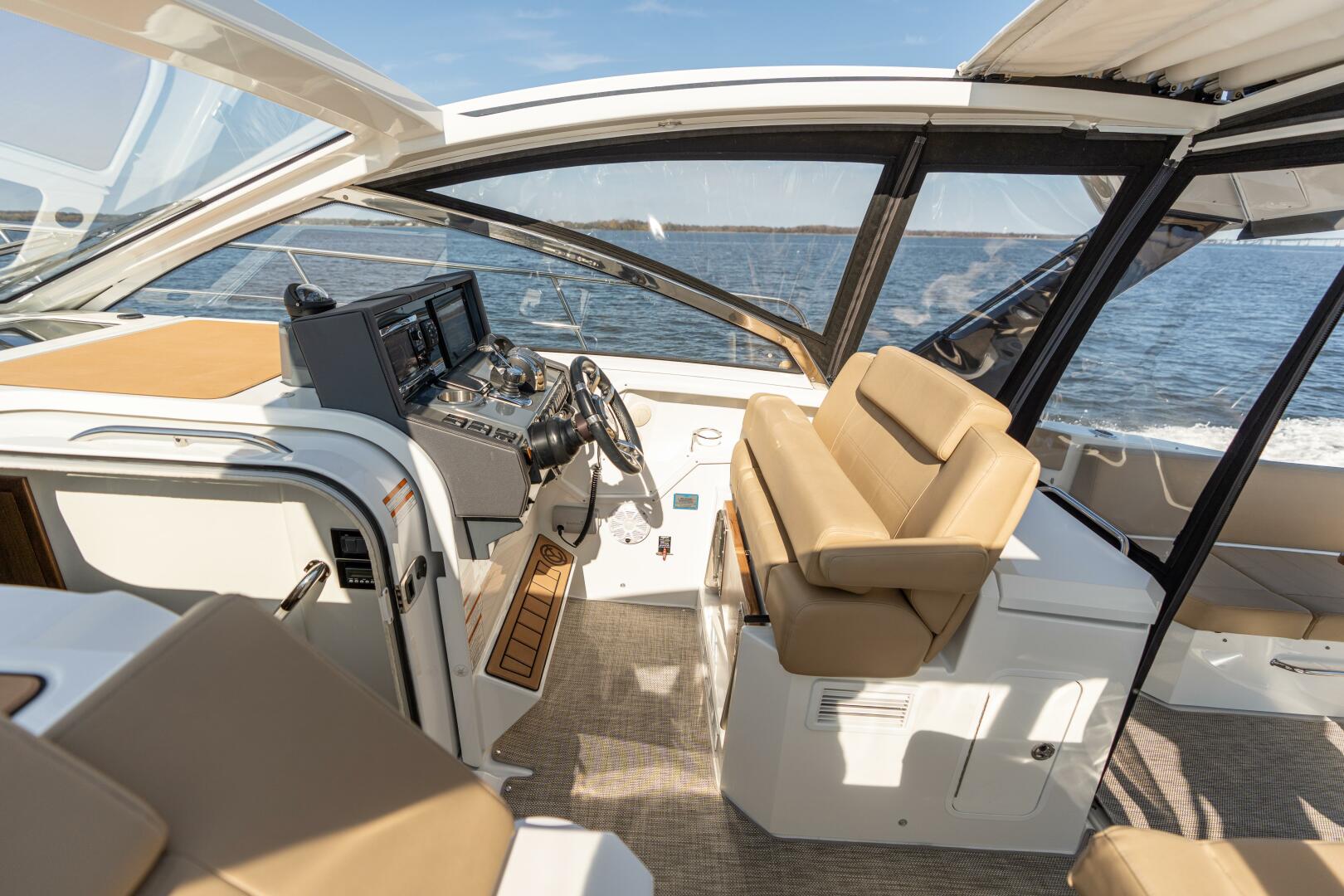 Slide: The Image of Cruisers Yachts 390 Express Coupe 2017 - 4792326