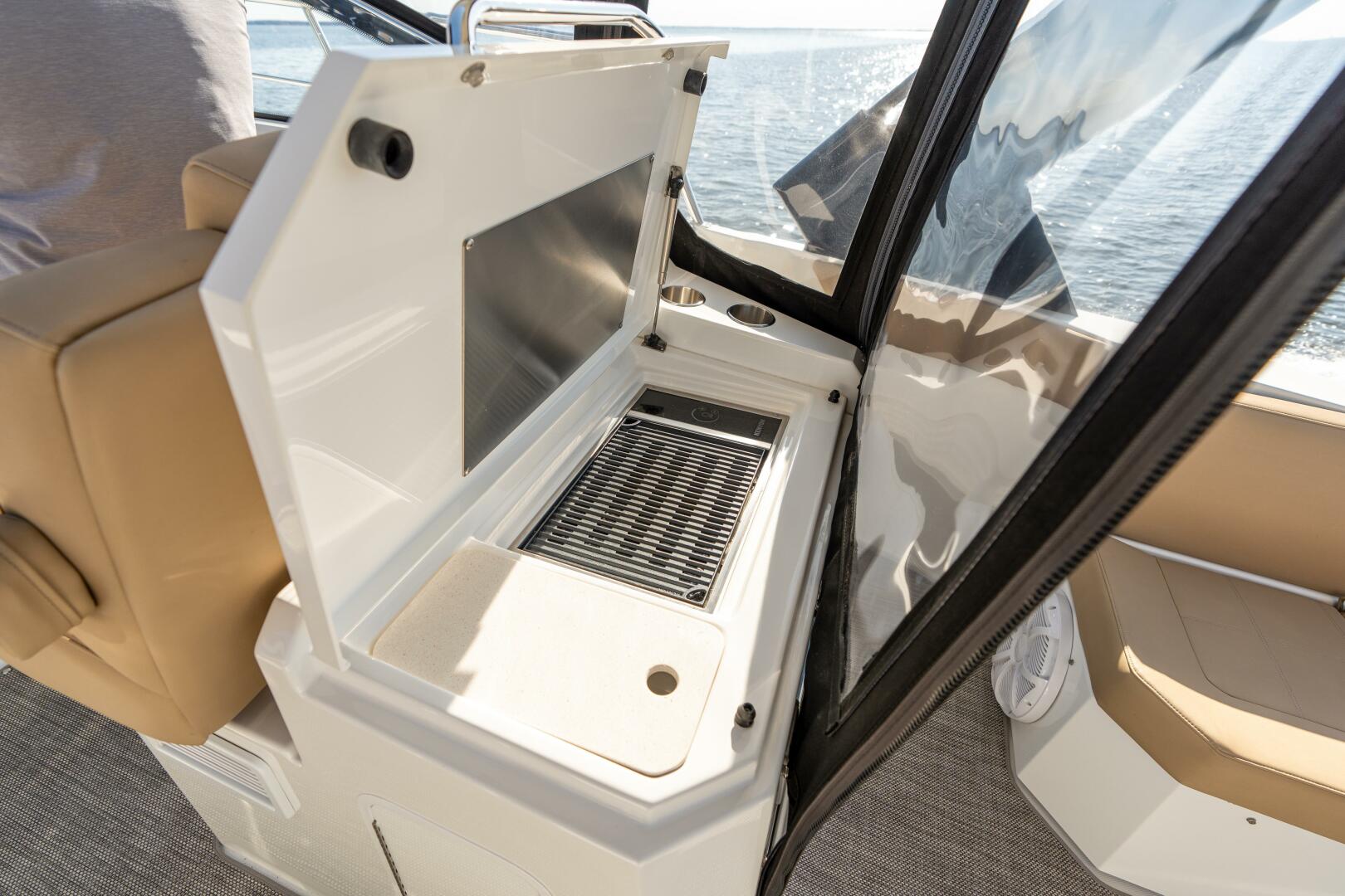 Slide: The Image of Cruisers Yachts 390 Express Coupe 2017 - 4792330