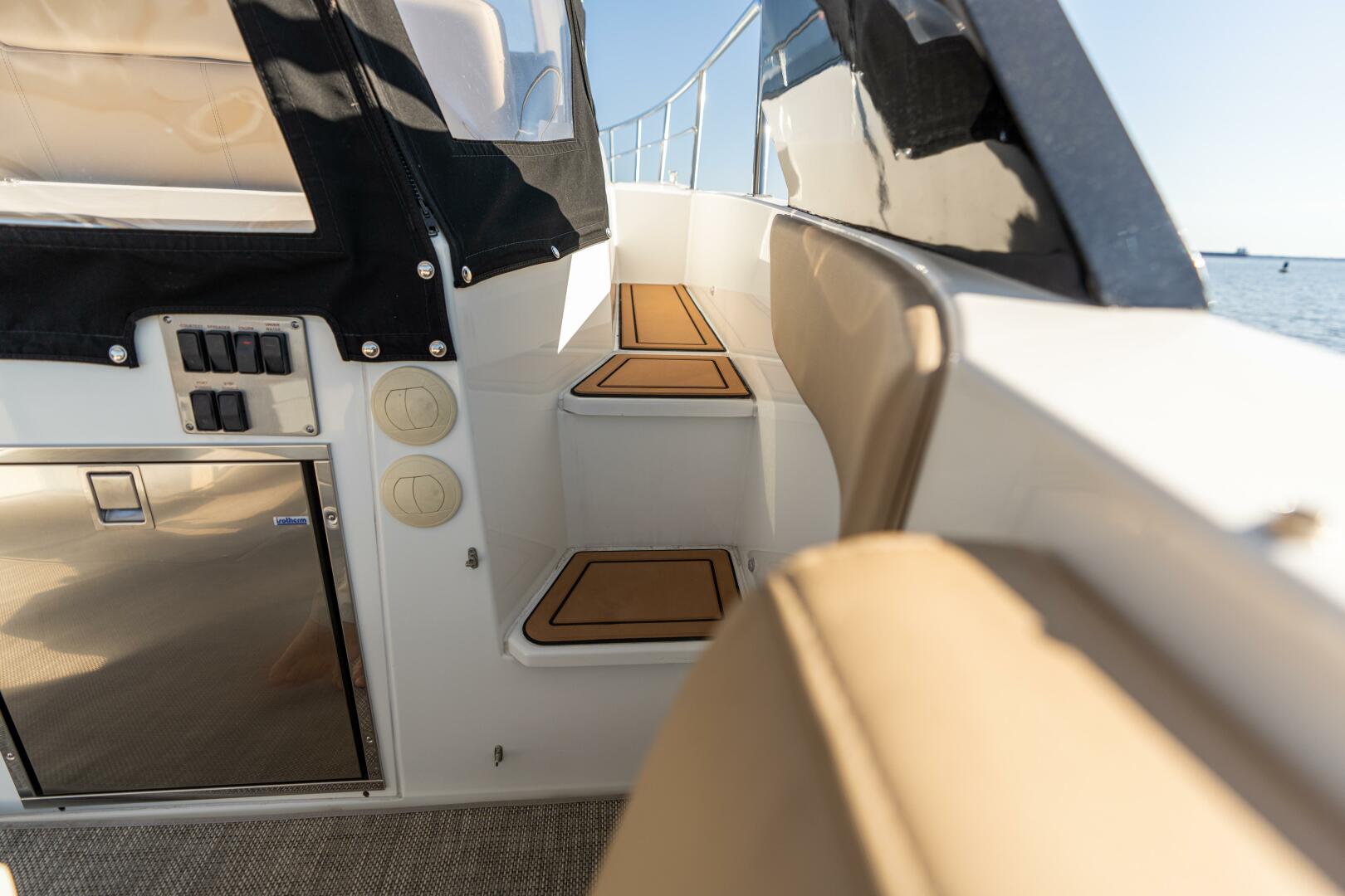 Slide: The Image of Cruisers Yachts 390 Express Coupe 2017 - 4792363