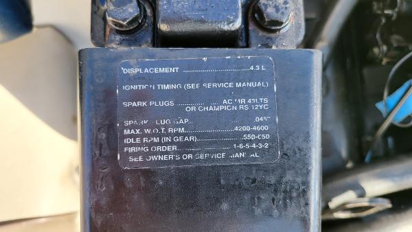 Slide: The Image of 1996 Four Winns 190 Horizon Bowrider engine specifications label - 19