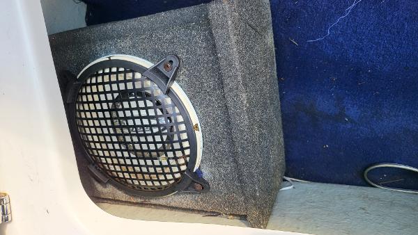 Slide: The Image of Speaker in a 1996 Four Winns 190 Horizon Bowrider boat with blue carpet. - 22