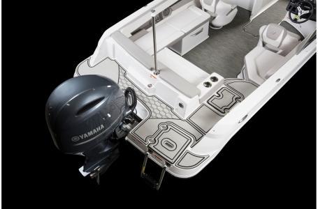 Slide: The Image of 2020 Four Winns HD 200 OB boat with Yamaha outboard motor. - 3