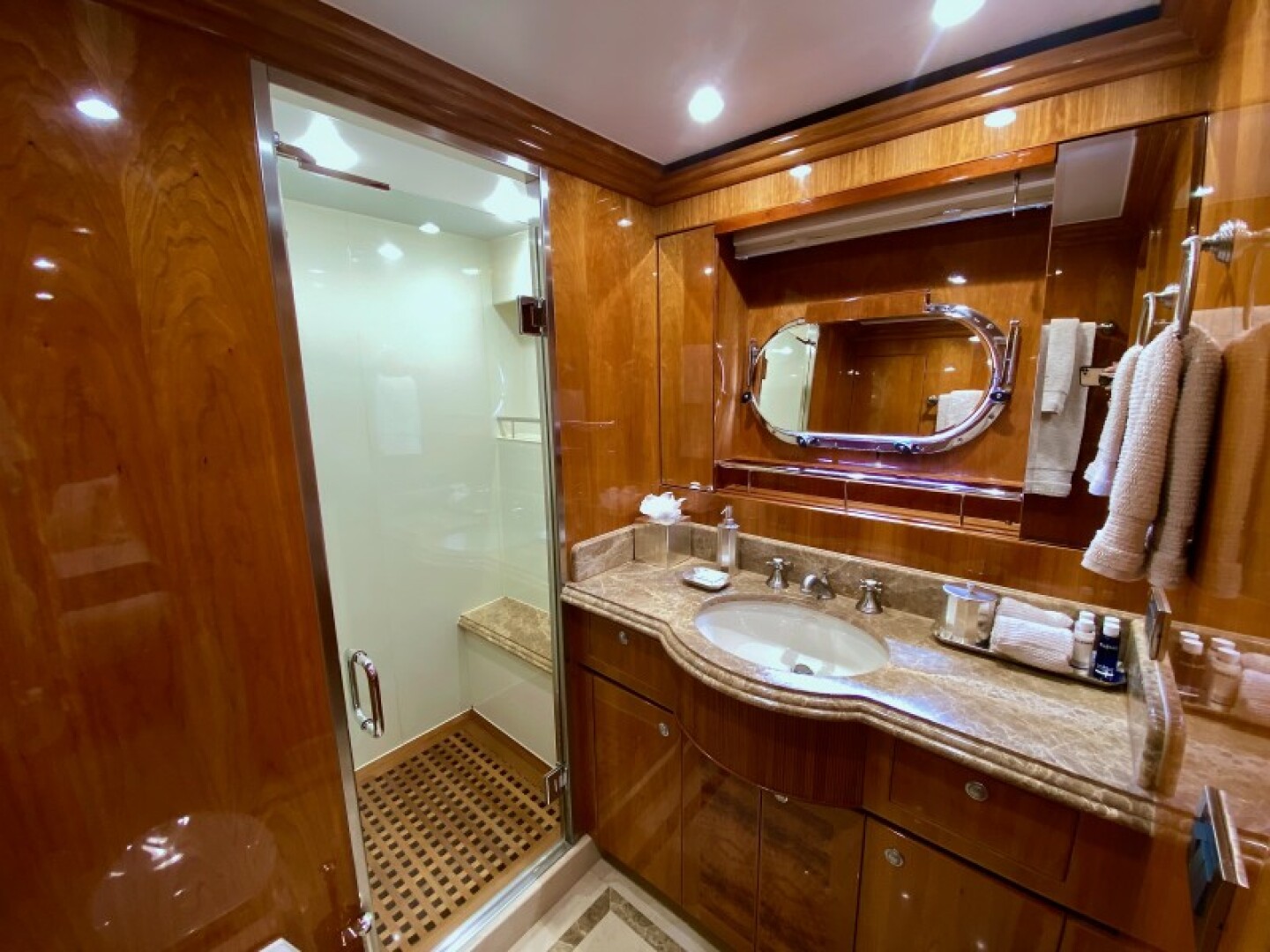 Slide: The Image of Queen Cabin / Study Bathroom - 3947260