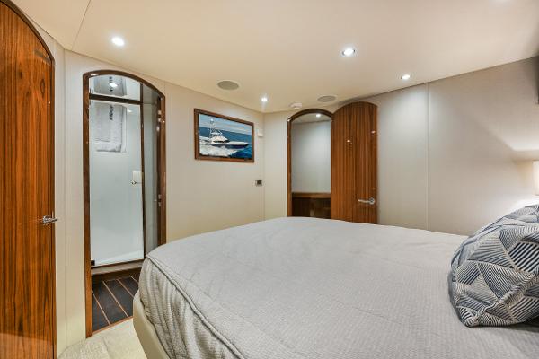 Slide: The Image of Hatteras 59 Ziggy - Master Stateroom - 10
