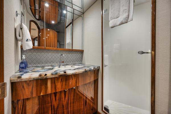 Slide: The Image of Hatteras 59 Ziggy - Master Stateroom Head - 11