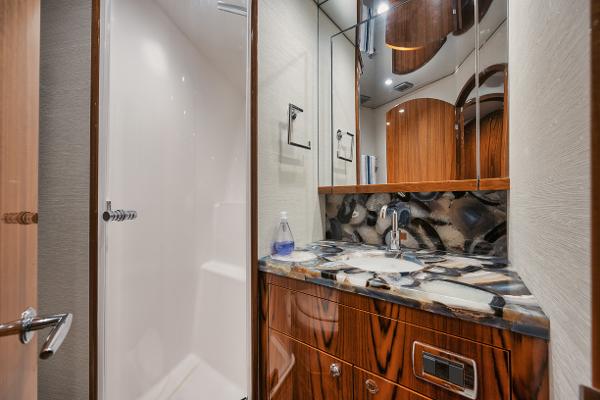 Slide: The Image of Hatteras 59 Ziggy - Guest Stateroom Head - 14