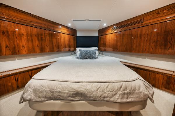 Slide: The Image of Hatteras 59 Ziggy - Forward Stateroom - 15