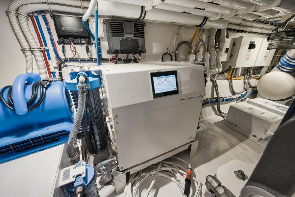 Slide: The Image of Hatteras 59 Ziggy - Engine Room - 39