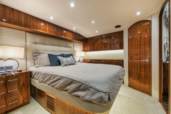 Slide: The Image of Hatteras 59 Ziggy - Master Stateroom - 9