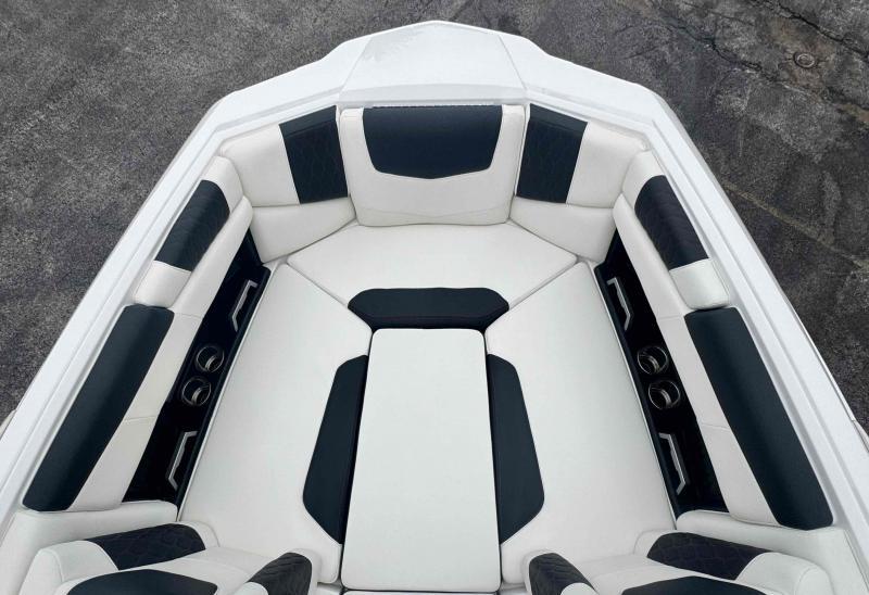 Slide: The Image of Malibu M220 2024 - 10