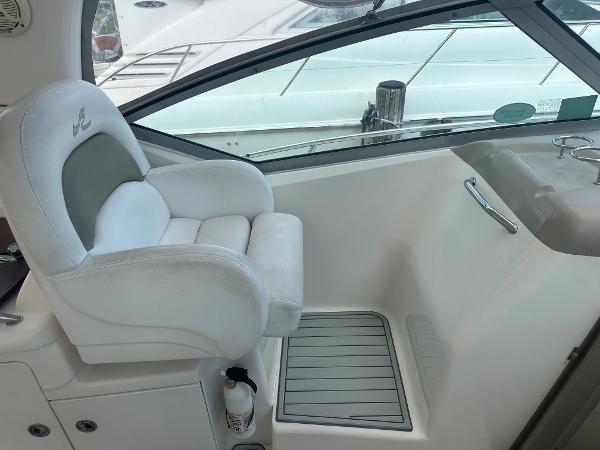 Slide: The Image of Captain's seat on a 2006 Sea Ray 340 Sundancer yacht. - 31