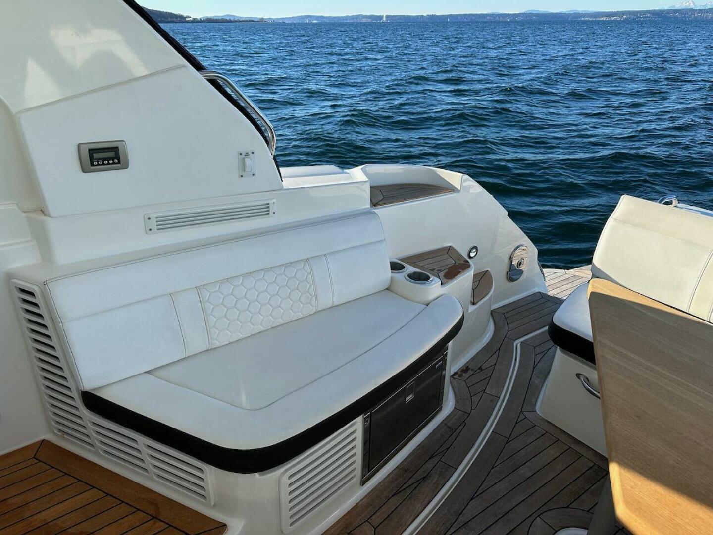 Slide: The Image of Sea Ray Sundancer 350 Coupe 2018 - 4972920