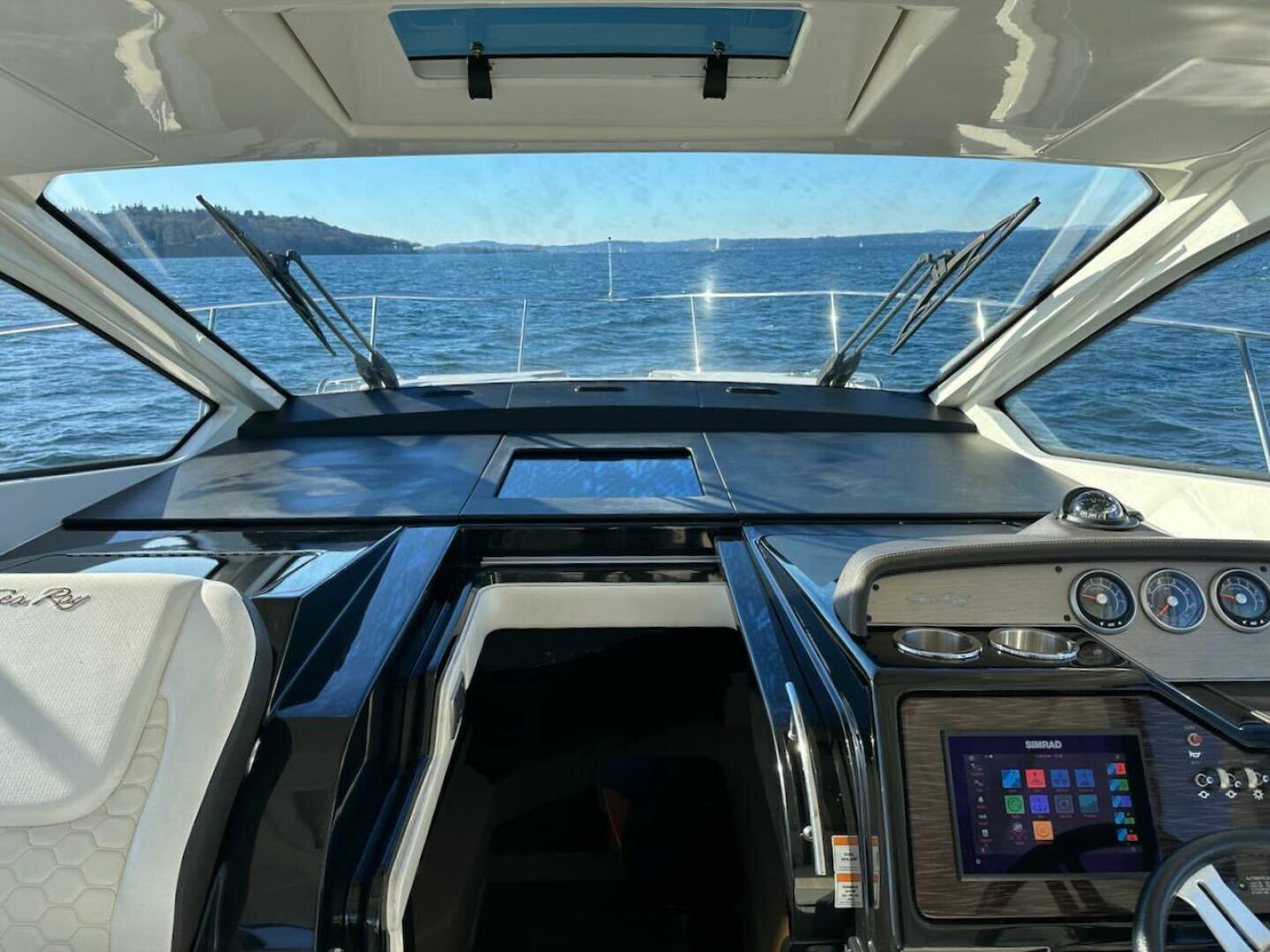 Slide: The Image of Sea Ray Sundancer 350 Coupe 2018 - 4972922