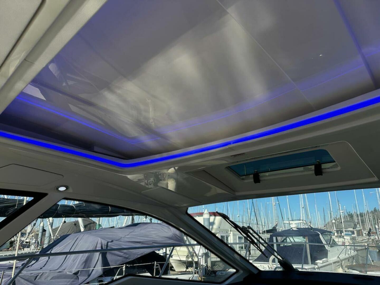 Slide: The Image of Sea Ray Sundancer 350 Coupe 2018 - 4972923