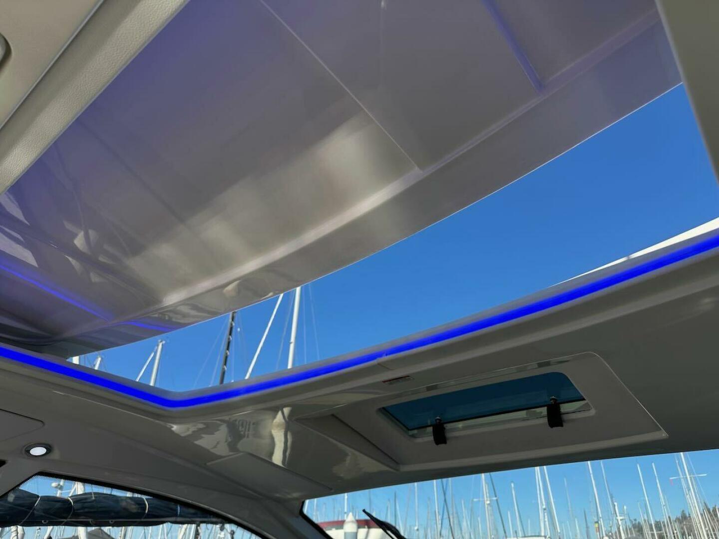 Slide: The Image of Sea Ray Sundancer 350 Coupe 2018 - 4972924