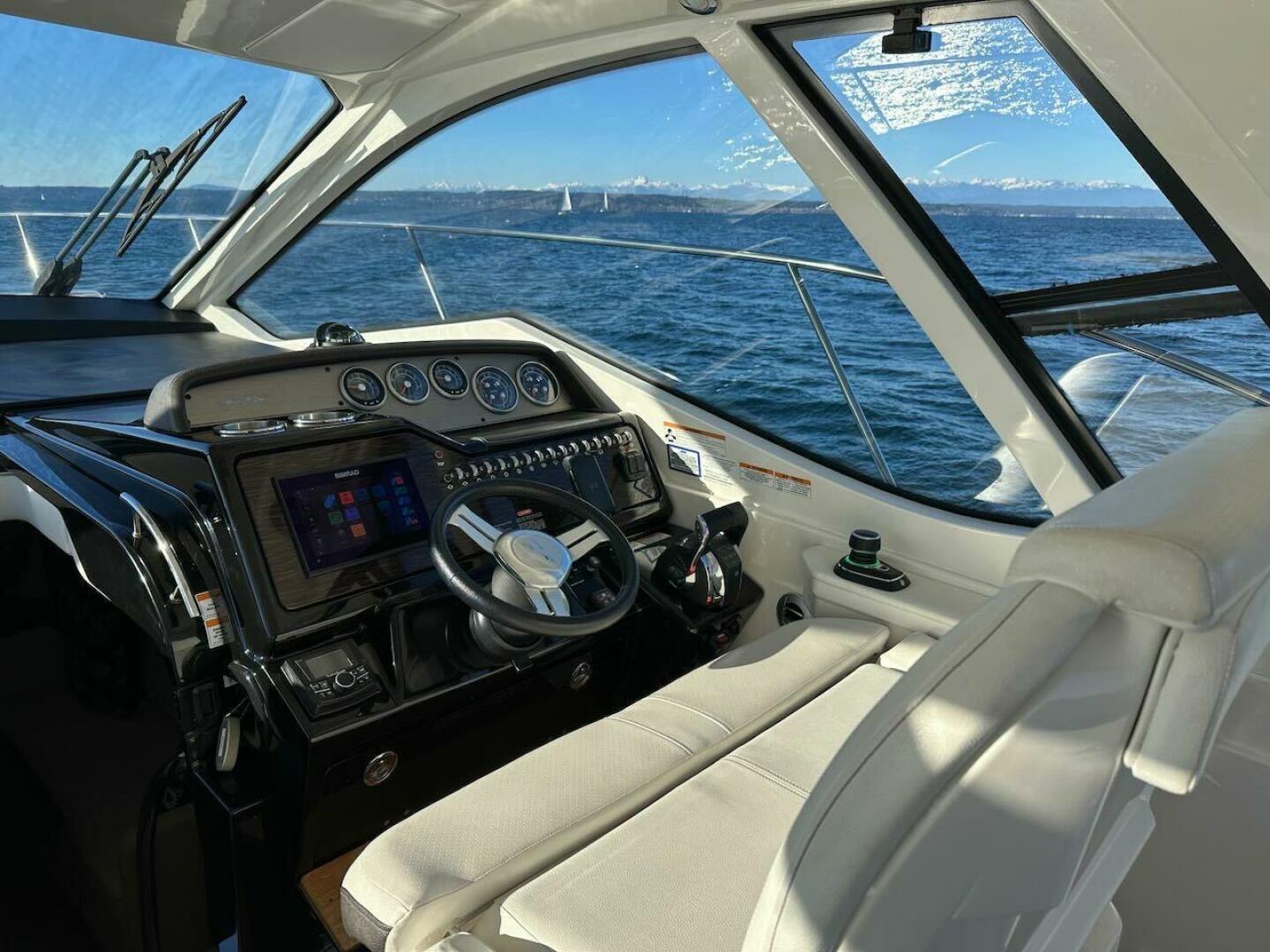 Slide: The Image of Sea Ray Sundancer 350 Coupe 2018 - 4972925