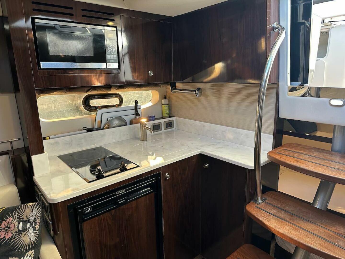 Slide: The Image of Sea Ray Sundancer 350 Coupe 2018 - 4972933