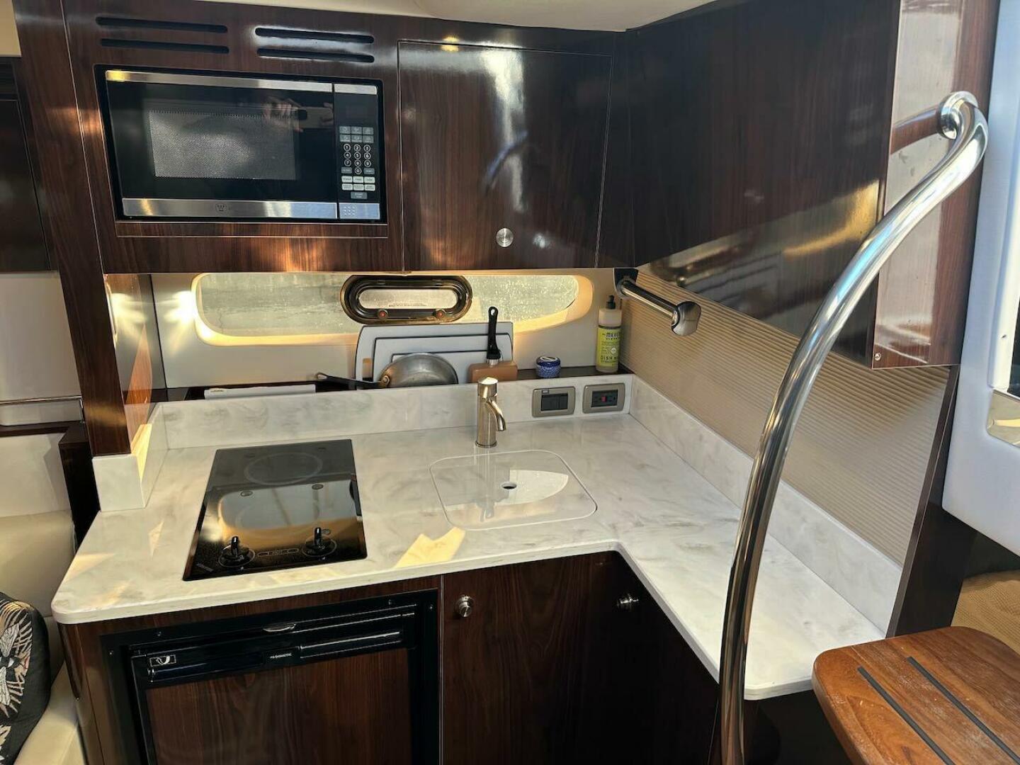 Slide: The Image of Sea Ray Sundancer 350 Coupe 2018 - 4972934