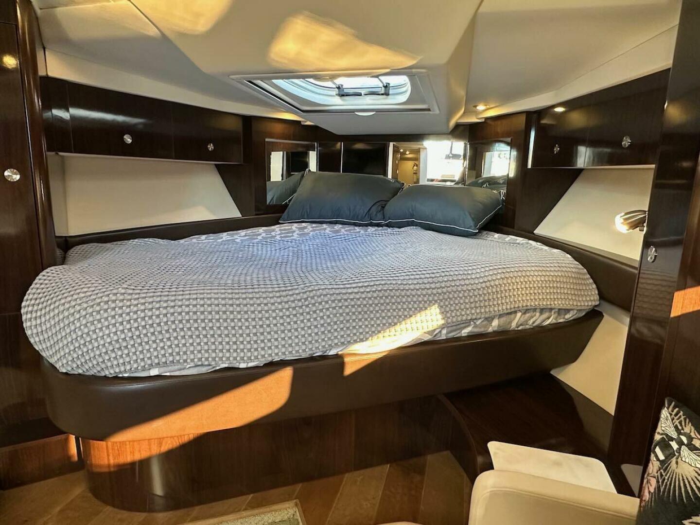 Slide: The Image of Sea Ray Sundancer 350 Coupe 2018 - 4972936