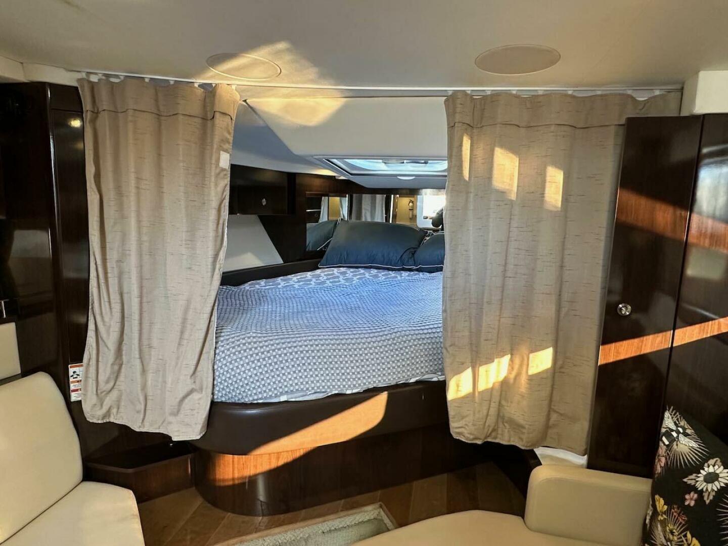 Slide: The Image of Sea Ray Sundancer 350 Coupe 2018 - 4972938