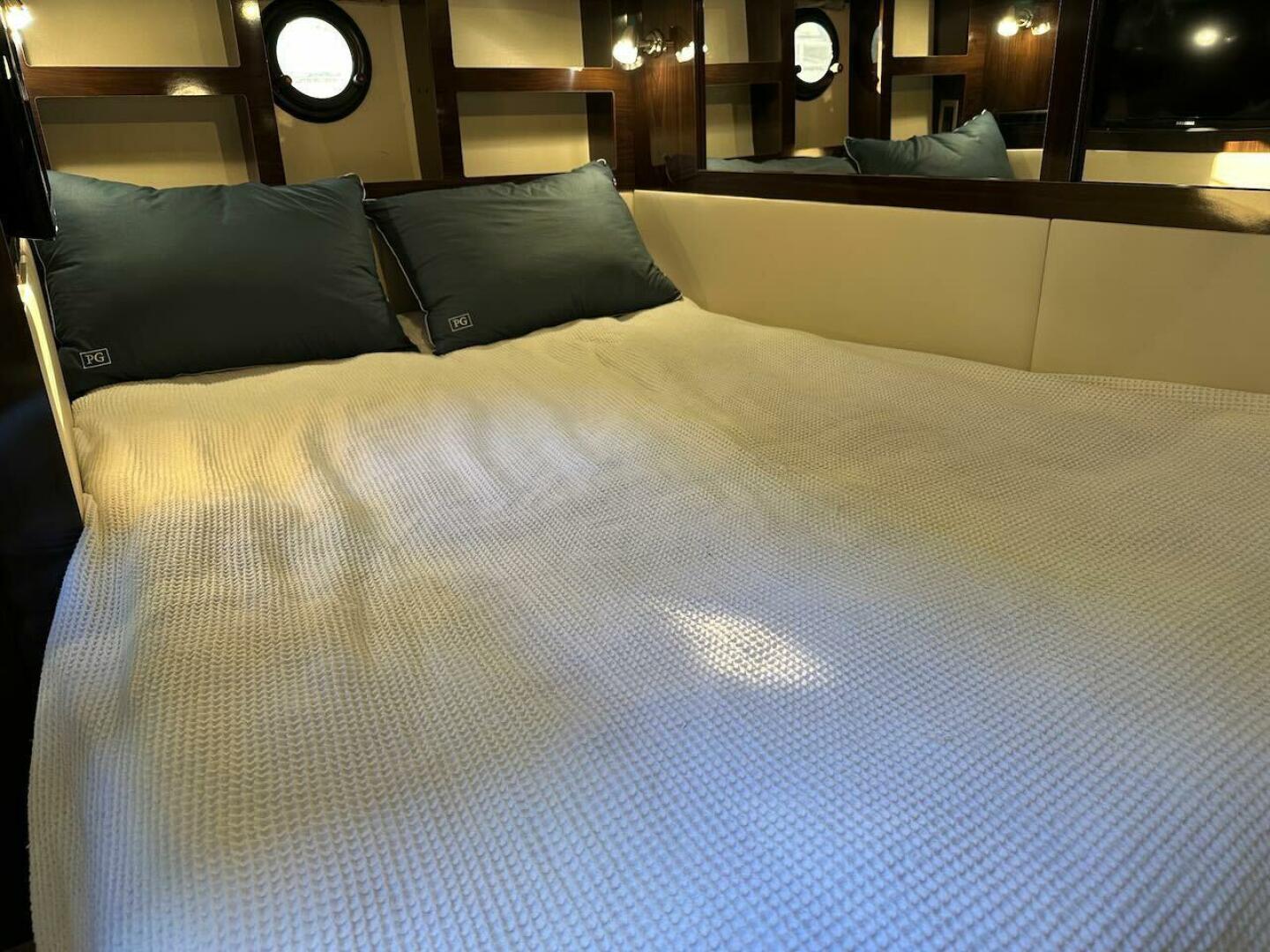 Slide: The Image of Sea Ray Sundancer 350 Coupe 2018 - 4972941