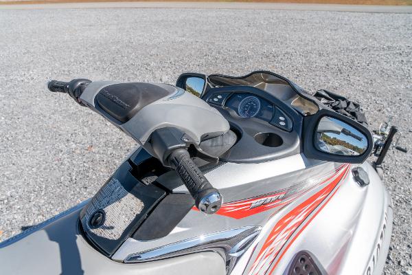 Slide: The Image of 2007 Yamaha WaveRunner FX Cruiser HO handlebars and dashboard close-up. - 6
